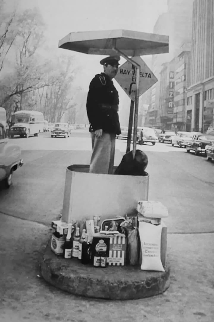 Cuauhtemoc_1521's tweet photo. Un policía es agasajado con regalos que van desde cervezas Carta Blanca, hasta botellas de vino y de sidra, en la década de los cincuentas. Era una tradición darle regalos a los guardianes del orden cuando se acercaba la navidad. Sabes de que calle se trata de la #CDMX? #Participa? #Navidad2023