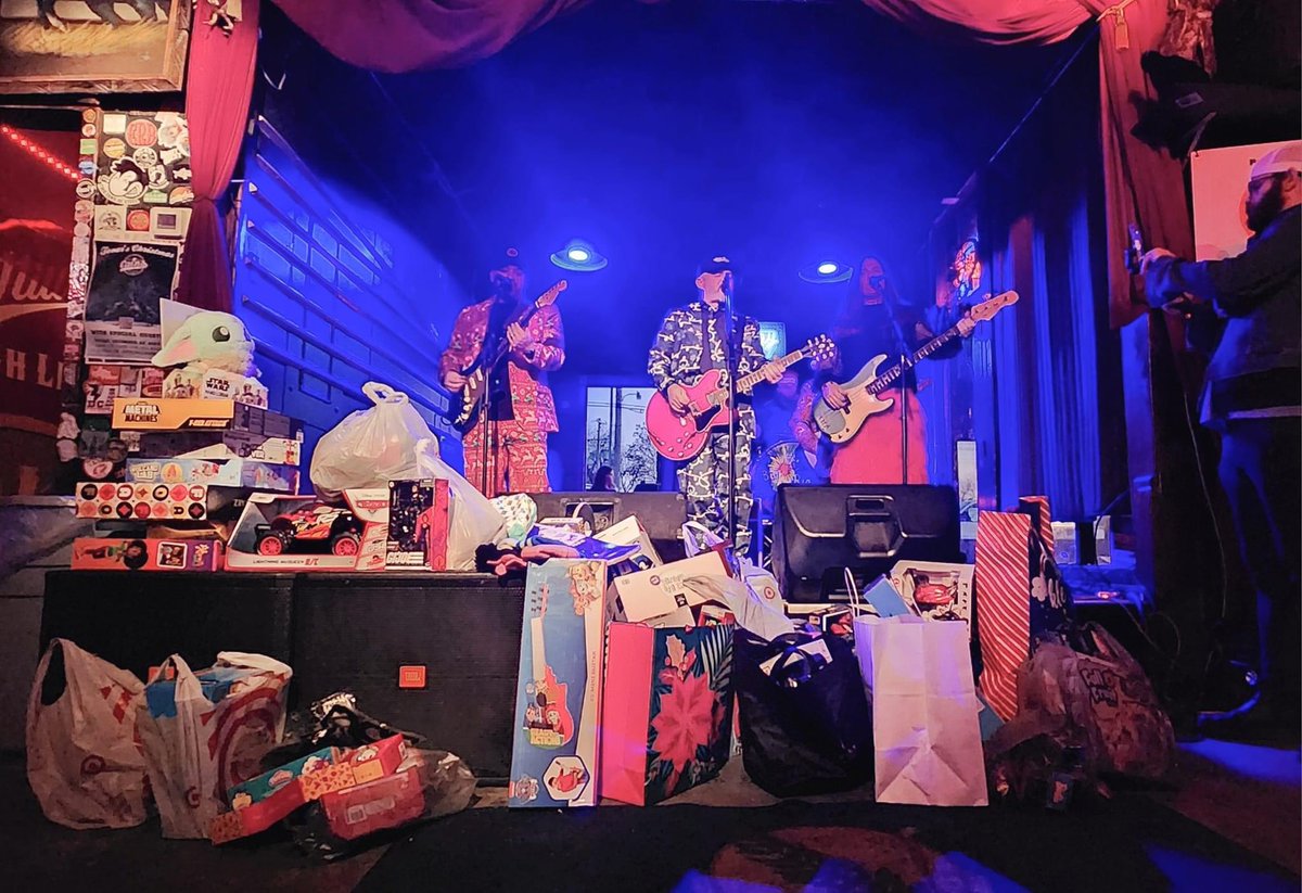 BCandtheBigRig's tweet photo. The toy drive at @themerc_tulsa was a huge success yesterday. Thanks to everyone that donated. 👍🏻👍🏻👍🏻👍🏻👍🏻 https://t.co/A94vVinvkb