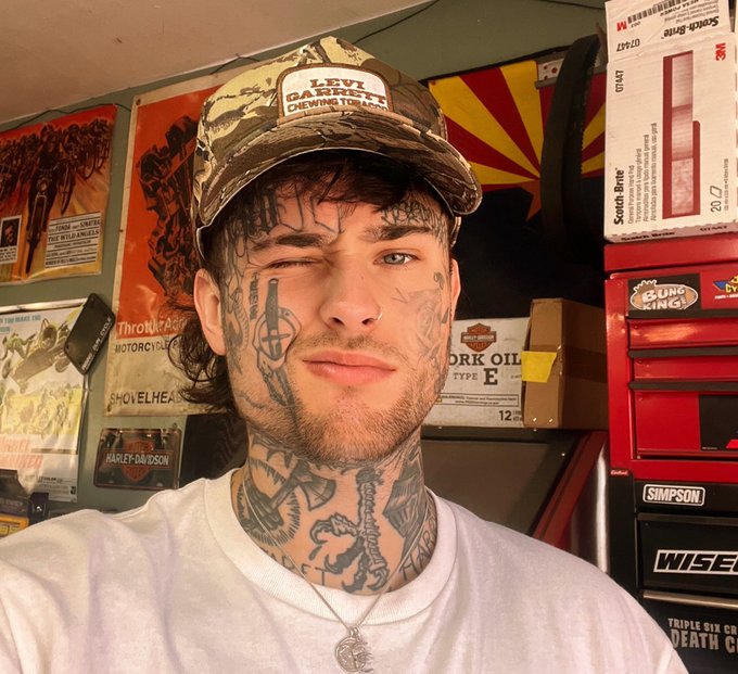 who wants to film Xmas content? I need a face to 💦 on  https://t.co/4TWatOMnDe https://t.co/TDpenqG4