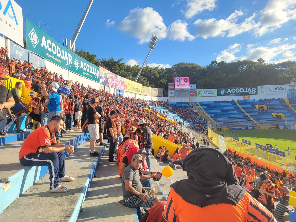 njro22's tweet photo. Que sea una linda tarde y que Dios nos dé alegría. @cdaguilaoficial https://t.co/g876WoTkuP