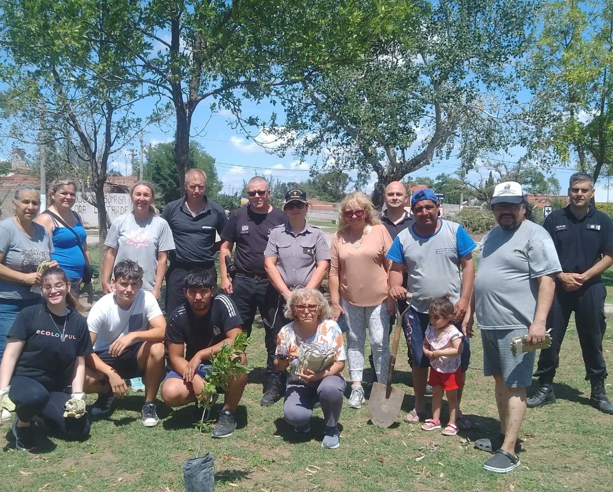 xavierareses's tweet photo. Grupos integrados por personal del Servicio Penitenciario Bonaerense se presentaron este sábado en dos barrios de Bahía Blanca para plantar árboles, tras el temporal que afectó a la ciudad.
https://t.co/zkpx2Vi6K3 https://t.co/ikORr9I8vr