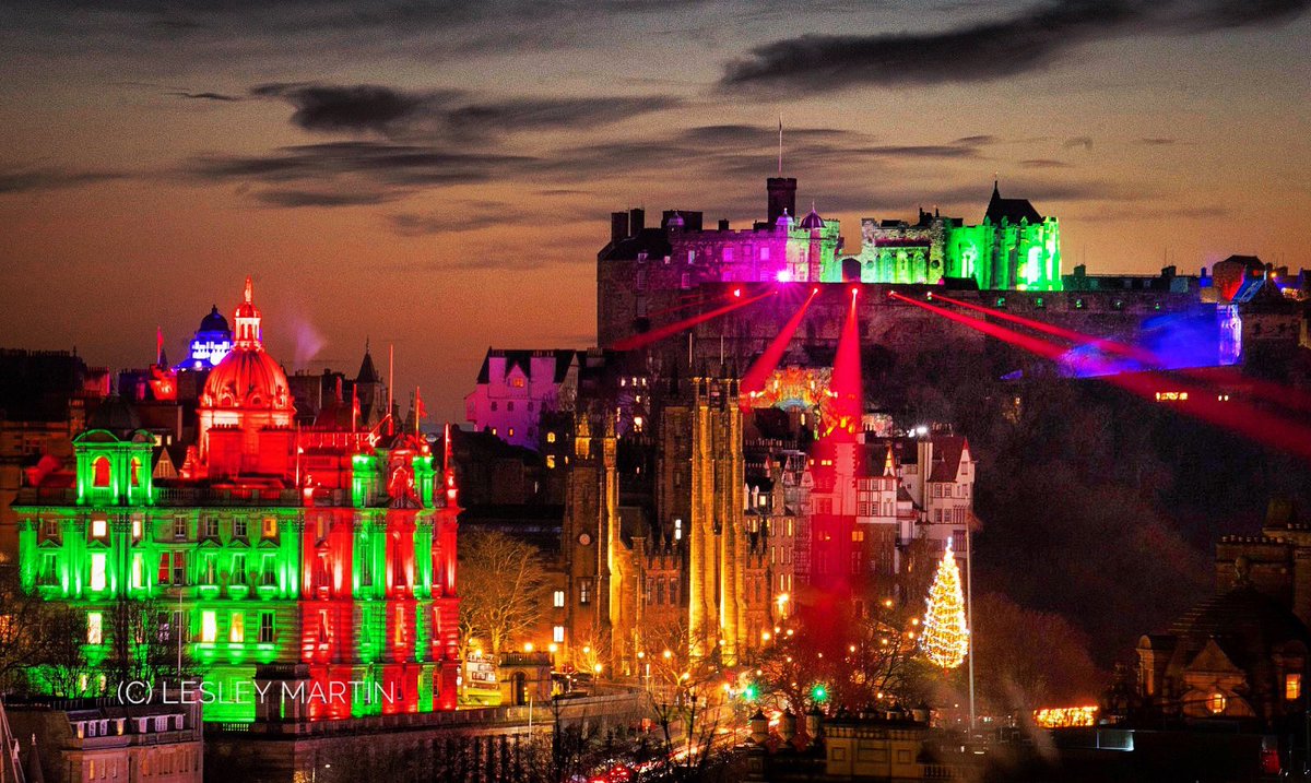 Edinburgh looking very Christmassy 🎄🎅 @edinburghcastle #Edinburgh #Scotland #Edinburghcastle #Christmastime #Christmas #NikonD6 #castleoflight #christmaslights