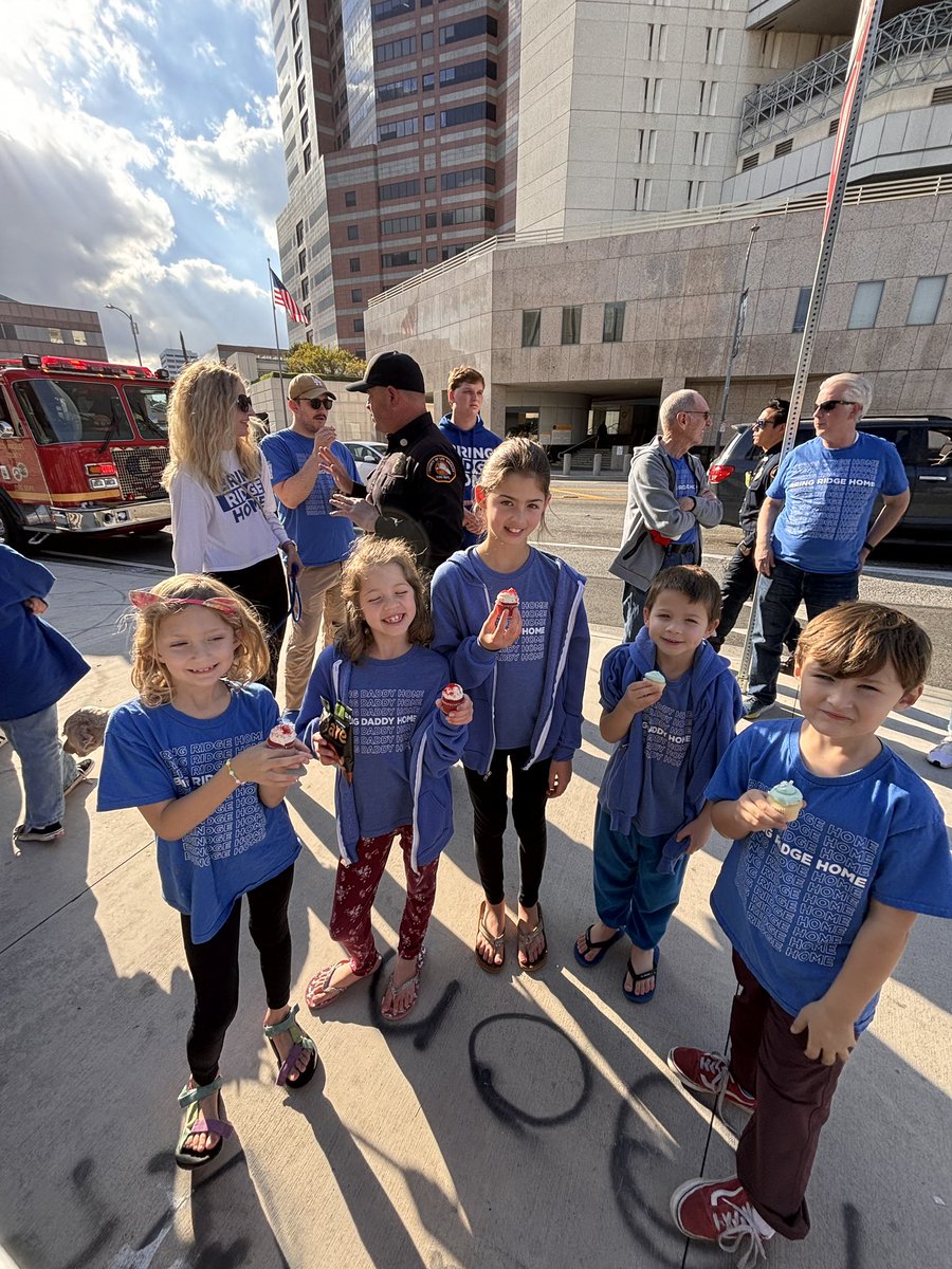 EubanksAndrew's tweet photo. 🎄🚨RIGHT NOW🚨🎄

@BrittanyAlkonis and family, friends, supporters are gathering outside MDC-LA, where LT Ridge Alkonis is detained, for a Christmas party. 

Ridge can see the party from the prison, and we’re hoping to bring some holiday cheer to him! https://t.co/YIO6DtqY7U