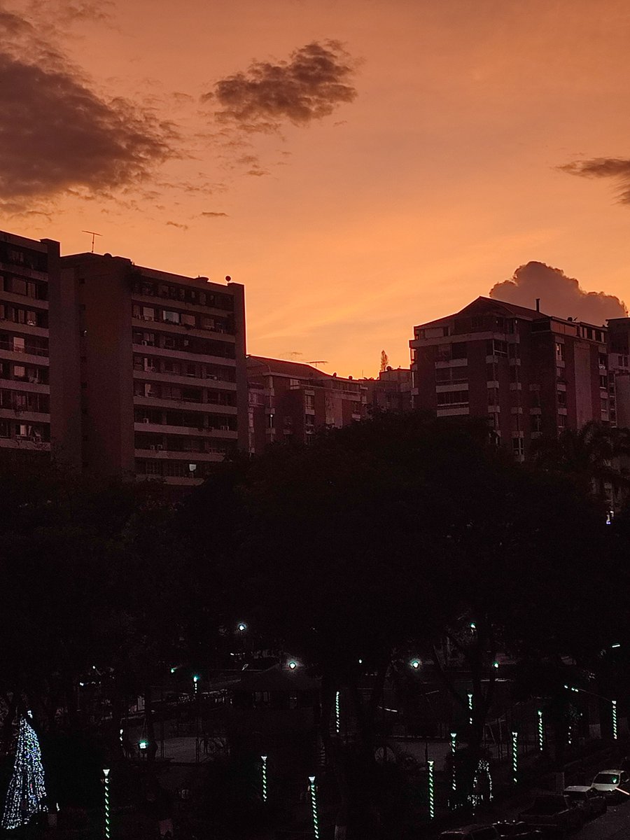 APacanins's tweet photo. ¡Linda tarde decembrina en Caracas! https://t.co/gZdoJHnawZ