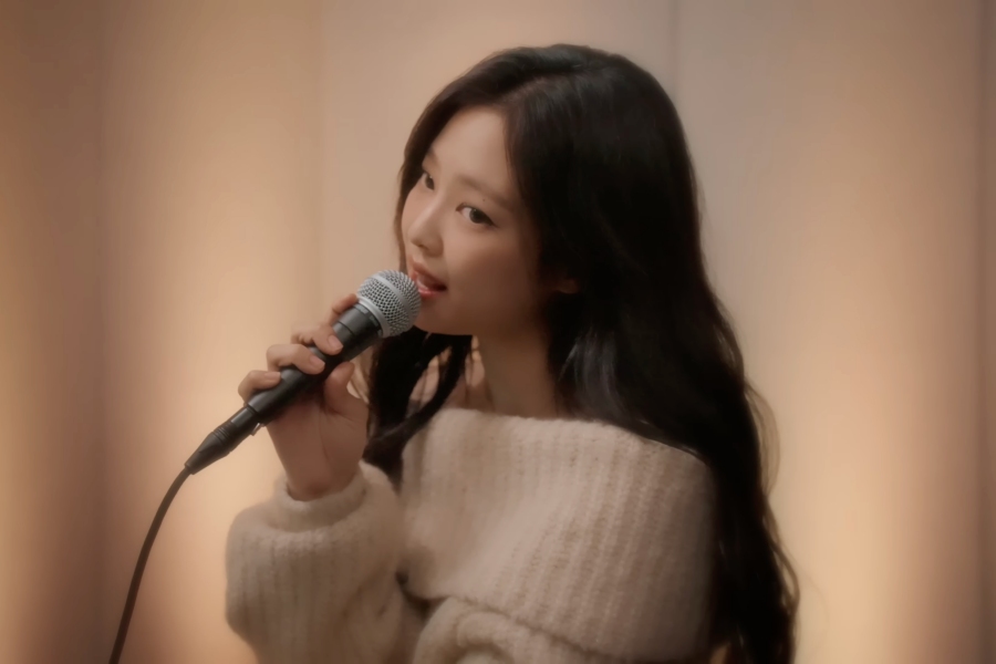 WATCH: #BLACKPINK's #Jennie Gifts Fans With Gorgeous Covers Of #Sia's "Snowman" And #ZionT's "Snow"
soompi.com/article/163335…