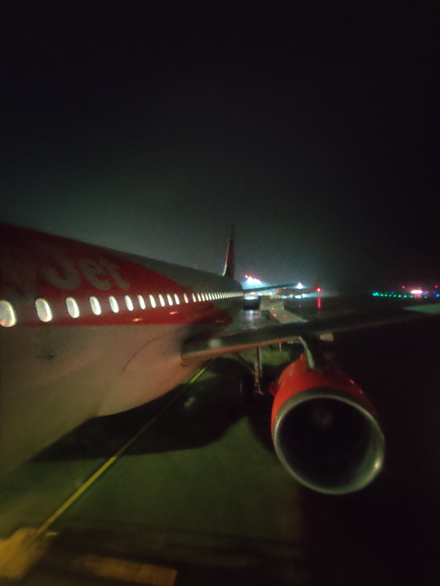 To all my aviation colleagues working Christmas, hope you make it home to spend time with your families. This is my view out on the line over Christmas as I gotta work. Stay safe out there!