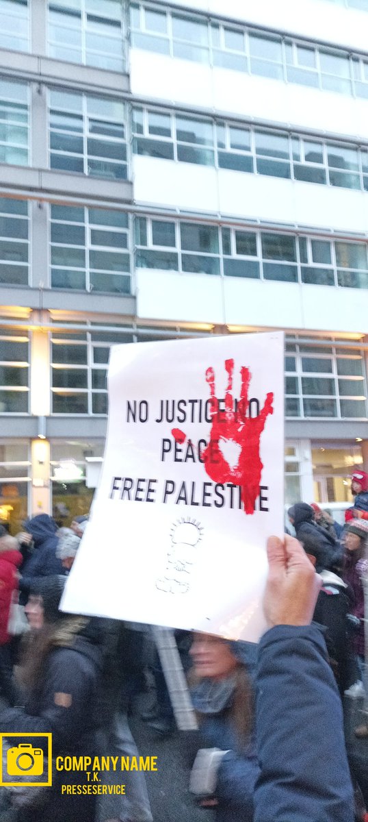 t47da's tweet photo. Der Demonstration Solidarität für Palästina die in Berlin vom mehringplatz unter den linken gelaufen ist gab es auch zwei Plakate mit Blut hinten drauf dies ist ein Zeichen für Antisemitismus und das ist auch nicht hinzunehmen seid ihr Demonstration waren 2000 Teilnehmer #b2312 https://t.co/aseIALc6WD