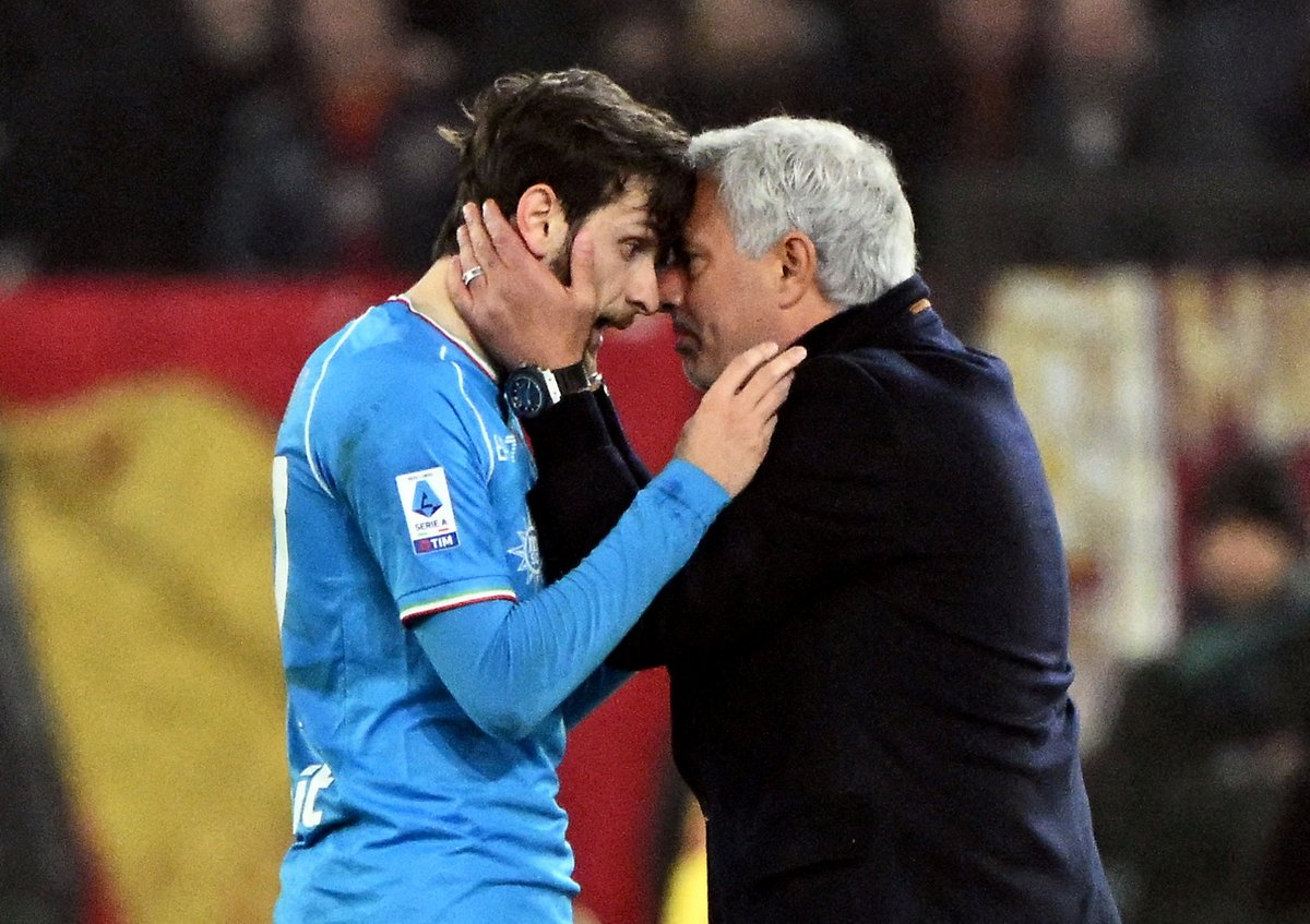 elchiringuitotv's tweet photo. 🔥 Mourinho y esa forma de vivir el fútbol...

🤔🇵🇹 Madridista, ¿te gustaría el regreso del portugués? 

🔄 RT: sí 
❤️ MG: no https://t.co/96vrucyfsx