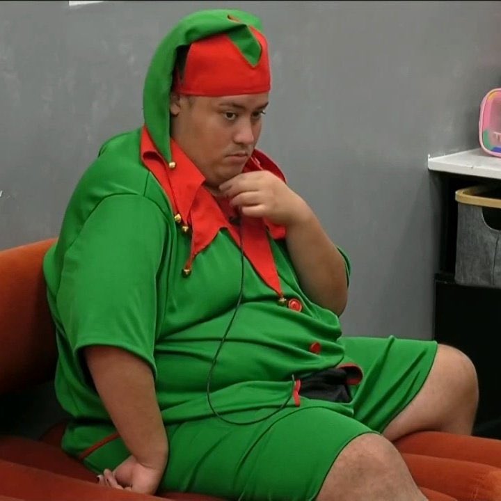 Viendo cómo mi outfit navideño sigue en la tienda