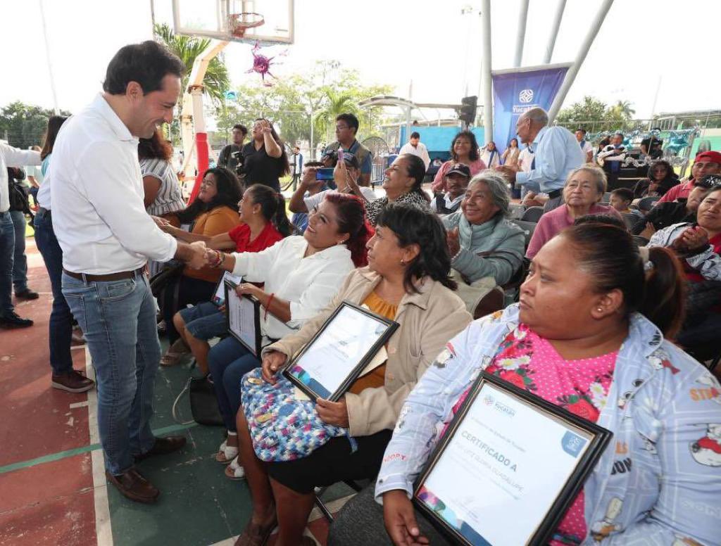 Vivienda_Yuc's tweet photo. Como mencionó el Gobernador @MauVila, entregamos certificados de asignación de predio del programa Certeza Patrimonial a 534 familias de 7 asentamientos del sur de #Mérida,… (1/2) https://t.co/GIrpYsqpZ4