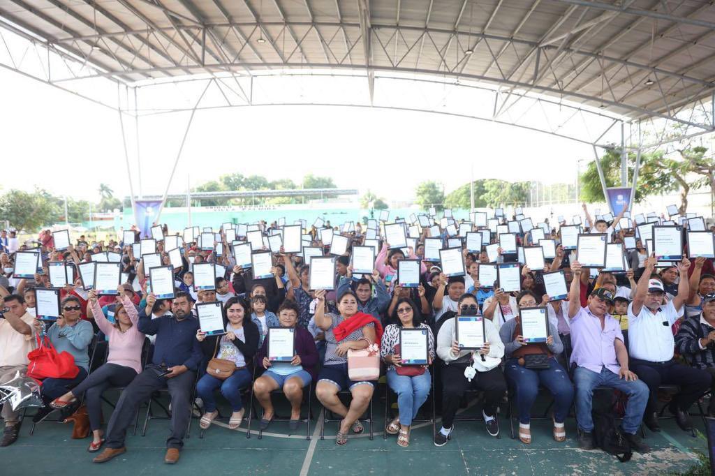 Vivienda_Yuc's tweet photo. Como mencionó el Gobernador @MauVila, entregamos certificados de asignación de predio del programa Certeza Patrimonial a 534 familias de 7 asentamientos del sur de #Mérida,… (1/2) https://t.co/GIrpYsqpZ4