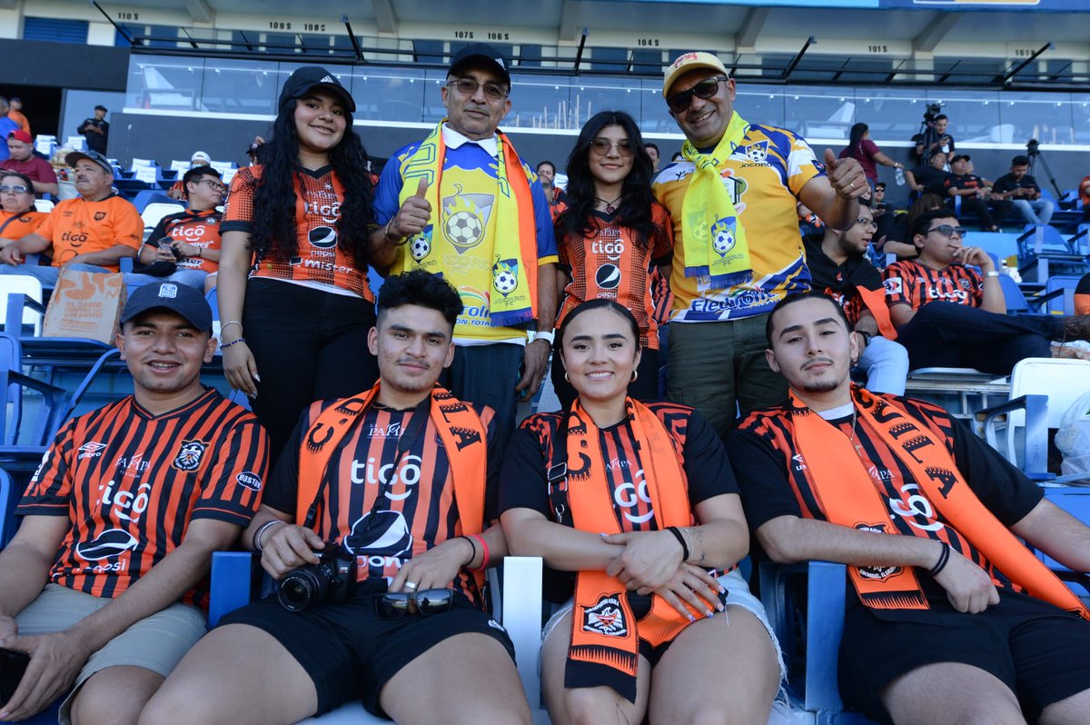 #ElSalvador | Familia Romero, apoyando #Aguila y #Jocoro en la final #Apertura2023. Foto EDH/Jorge Reyes