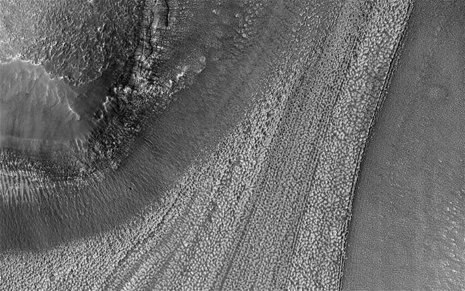 New evidence of moving water on the surface of Mars! 🤯   On the left is a photo of an area of ridges
