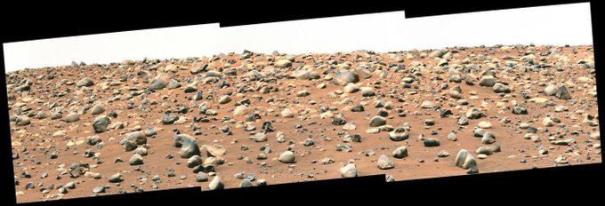 New evidence of moving water on the surface of Mars! 🤯   On the left is a photo of an area of ridges
