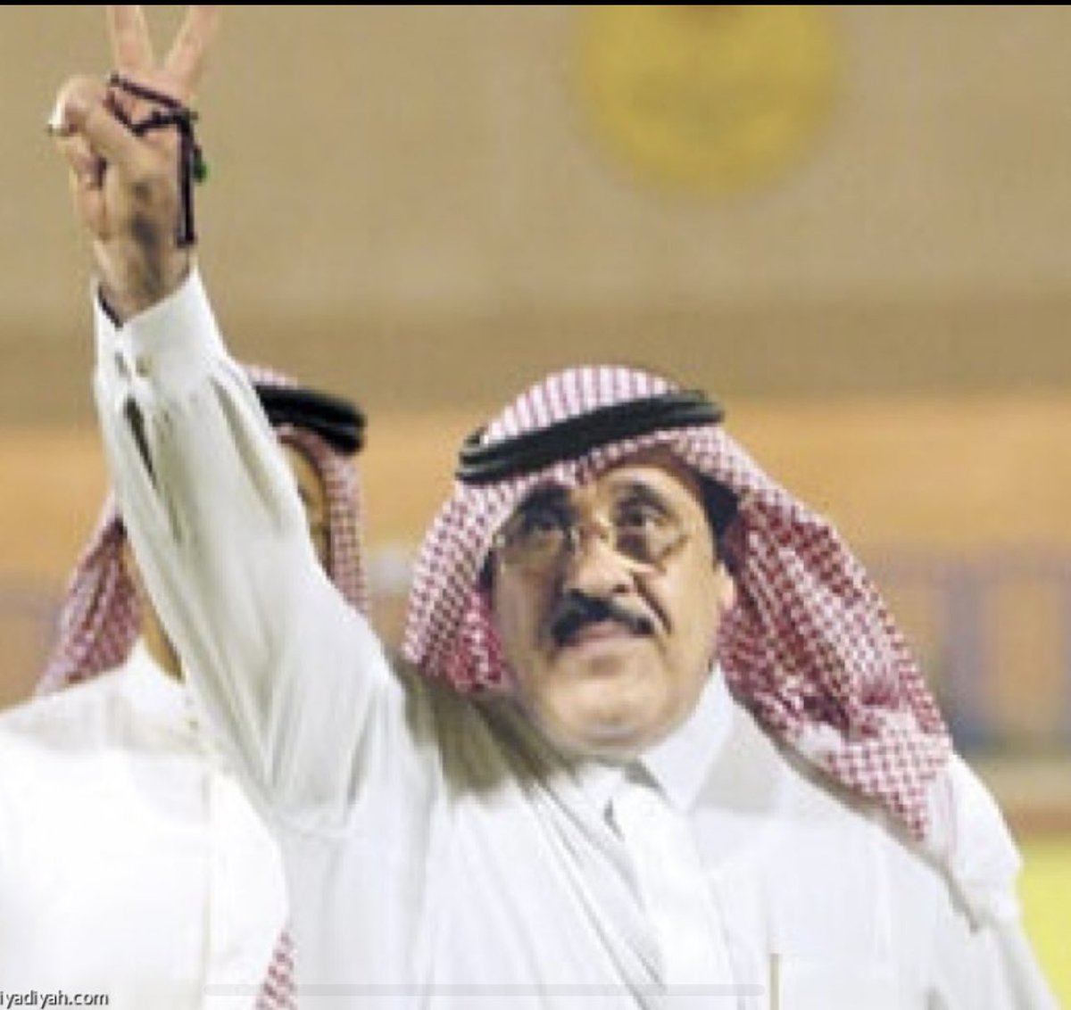 رحم الله الراحل الكبير الامير عبدالرحمن بن سعود 
كان يعرف الرجال ويعرف اشباه الرجال الجهلة.
إذا أنت اكرمت الكريم ملكته
         وإن أنت اكرمت اللئبم تمردا.