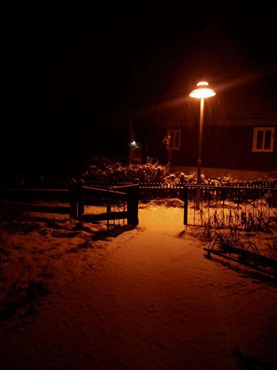 ezoderwitz's tweet photo. Vor Mitternacht noch mal schnell raus. Es liegt noch Schnee - halt schon bissel matschig. Aber für ne kleine Schneeballschlacht reicht's.
#Weihnachten #drheeme #Winterkinder https://t.co/EfSfT1keOs