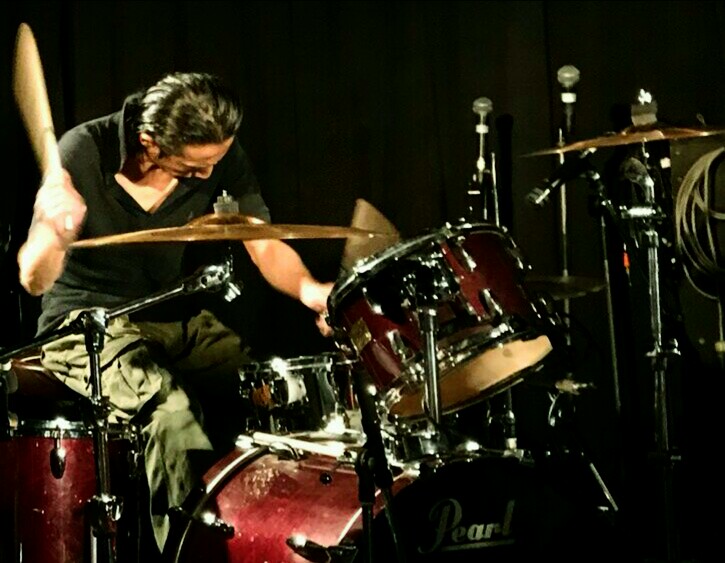 taikan888's tweet photo. 酷いやろ。
以前、俺が使ってたキックペダル。
ある日のLiveで完全に壊れた(写真参照)

FP−720。
今は復刻版が出てるが、
俺のは生産終了以前の伝説の名器と呼ばれるやつだった。

ここまで使い込んだ奴は世界でも俺しかいない。たぶん。

伝説の名器の勇姿(ボロボロ)と、その使い手の俺。

＃FP720 https://t.co/BhABcMPXhP