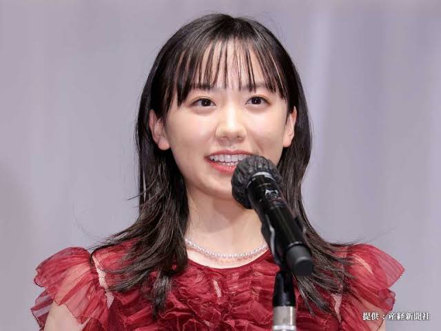 Tomooo1008's tweet photo. 何度でも読み返したい、女優「芦田愛菜」さんの、心を揺さぶる珠玉の名言15選

1.
時間は絶対に巻き戻せないからこそ、後悔しない為に、毎日、前向きな気持ちを失わないでいたい。

2.
調べ物をするときも、テレビを見るときも、「そういう考え方や意見もあるんだ」と受け取るようにしています。

3.
揺るがない自分の軸を持つのは凄く難しいじゃないですか。
だからこそ人は『信じる』って口に出して、不安な自分がいるからこそ成功した自分だったりとか、理想の人物像だったりにすがりたいんじゃないかと思いました。

4.
出会う時間も場所も人も無限に可能性がある中で、その人とそこで出会えたこと。それってやっぱり運命ですよね。

5.
人は『裏切られた』とか、『期待していたのに』とか言うけれど、別にそれは『その人が裏切った』とかいうわけではなくて、『その人の見えなかった部分が見えただけ』であって、その見えなかった部分が見えた時に『それもその人なんだ』と受け止められる『揺るがない自分がいる』というのが『信じられることなのかな』って思った。

6.
当たり前のことをまずはしっかりできる人でありたい。

7.
「私はこういう事があまりうまくできないけど、よろしくね」と最初から本音で接して弱い所を見せてしまえば、相手の人も手助けしてあげようかなって気にかけてくれると思う。

8.
命あるものには必ずいつか死が来る。生と死は正反対じゃなく隣り合わせにあるもの。

9.
どんな風に自分にとっての運命の一冊に出会えるのかを考えるなら、まずは「大好き」「これについてもっと知りたい」と思えるような、興味の源を辿っていって、その関心にまつわる本を探していくことかなって思っています。

10.
『努力は必ず報われる。報われない努力があるとすれば、それはまだ努力とは言えない。』という王貞治さんの言葉に、とても共感しました。何かをする時にはいつも、その言葉を忘れないように心がけています。

11.
周りのことや、この先に待っていることも想像しながら、責任を持って行動できるのが、“大人になる”ということなのかなと思っていて。

12.
今まで信じていた人の思わぬ一面が見えたとき、それをすべて受け止める決心ができる、受け止めて揺らがない軸を持てることが、本当に“信じる”ということなんじゃないかなと思いました。

13.
言葉にするって楽になることでもあるかもしれない。思いこむより言ったりやったりする方が楽になれる。

14.
挫折やくじけることは嫌いじゃない。うまくいかないことばかりだけど、ぶつかることで違う目標ができたり、新しい発見があったりする。

15.
先生に教えていただいた『夢はかなうのではなく、かなえるものです』という言葉。
夢はかなうものではなくて、自分でかなえにいかなければいけないという考え方がとても印象的で、今でも好きな言葉の一つです。

最後に、いったい人生何周目なの？と思えるほど達観している芦田愛菜さんの、“好きな言葉“はプロフです。
→@Tomooo1008