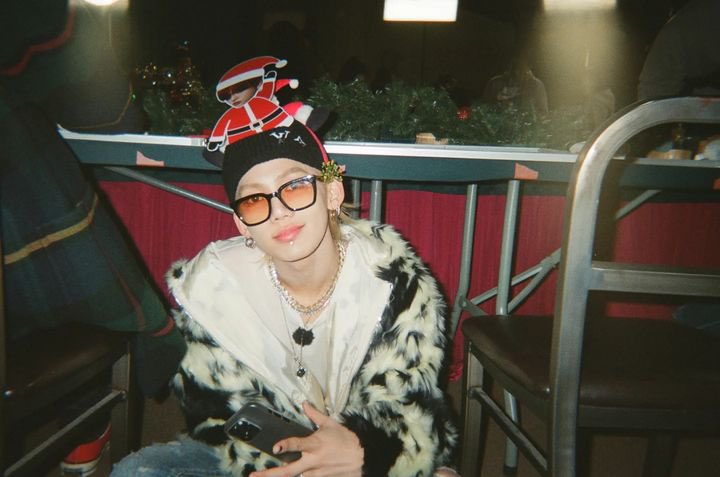 TREASURE_Fr's tweet photo. 💎 | 23.12.23 | INSTAGRAM

[TREASURE MAP] PHOTOS DES COULISSES DE LA FÊTE TEUROËL* 

[*mélange de TEUME, TREASURE et Noël] 

#TREASURE #트레저 #TREASUREMAP #EP_76 #TEURISTMAS_PARTY #트리스마스파티 #YG 
—— 
→ 🦊
#트레저 @treasuremembers https://t.co/dv5A69MzZi
