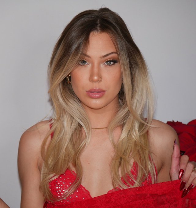 I lied, I like the head shot look better. 😇❤️ #newprofilepic https://t.co/cI2Idupsoo<a href="/tag/newprofilepic"class="tags"><span>#newprofilepic</span></a>