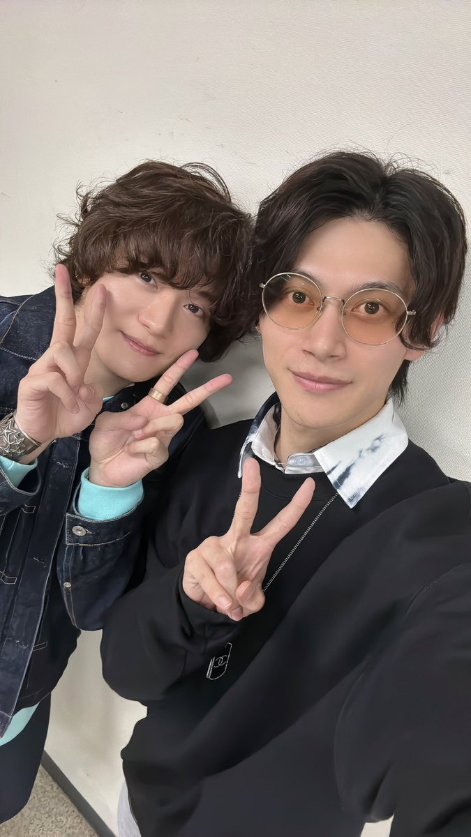 fukushi_nobuki's tweet photo. Merry Xmasイブ🎅

健翔💛
ツーショットいつ振りだろ
載せられると思ってなかったでしょ？笑
俺も踊るよ？って言ったらやめとけって言われた😁
#MADE 揃ったらみんな喜ぶのかな〜？
エモい？
そんな日が来るといいね😉

あっ #あくたれ 見てるからね〜
#冨岡健翔 
#福士申樹 
#teamNEWS 
#MADEinLove https://t.co/74GB19GQ0W