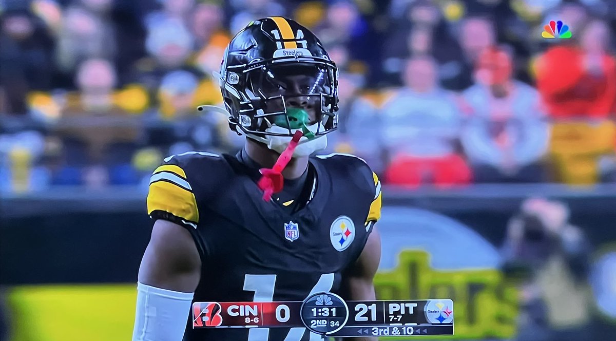 thetrentlowe's tweet photo. George Pickens with the Christmas-themed double (?) mouthguards @UniWatch @PhilHecken https://t.co/IwvDBssk05