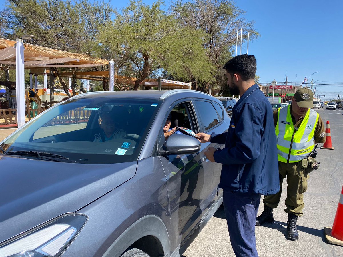 Senda_Tarapaca's tweet photo. 🎄Junto a @CarabTarapaca el equipo @PozoSenda de la @IMPozoAlmonte realizó campaña de difusión dirigida a los automovilistas, reforzando el mensaje de NO conducir bajo la influencia del alcohol u otras drogas. En estas fiestas #Piénsalo2Veces y pasa las llaves si vas a conducir. https://t.co/ORAOWMQBZI