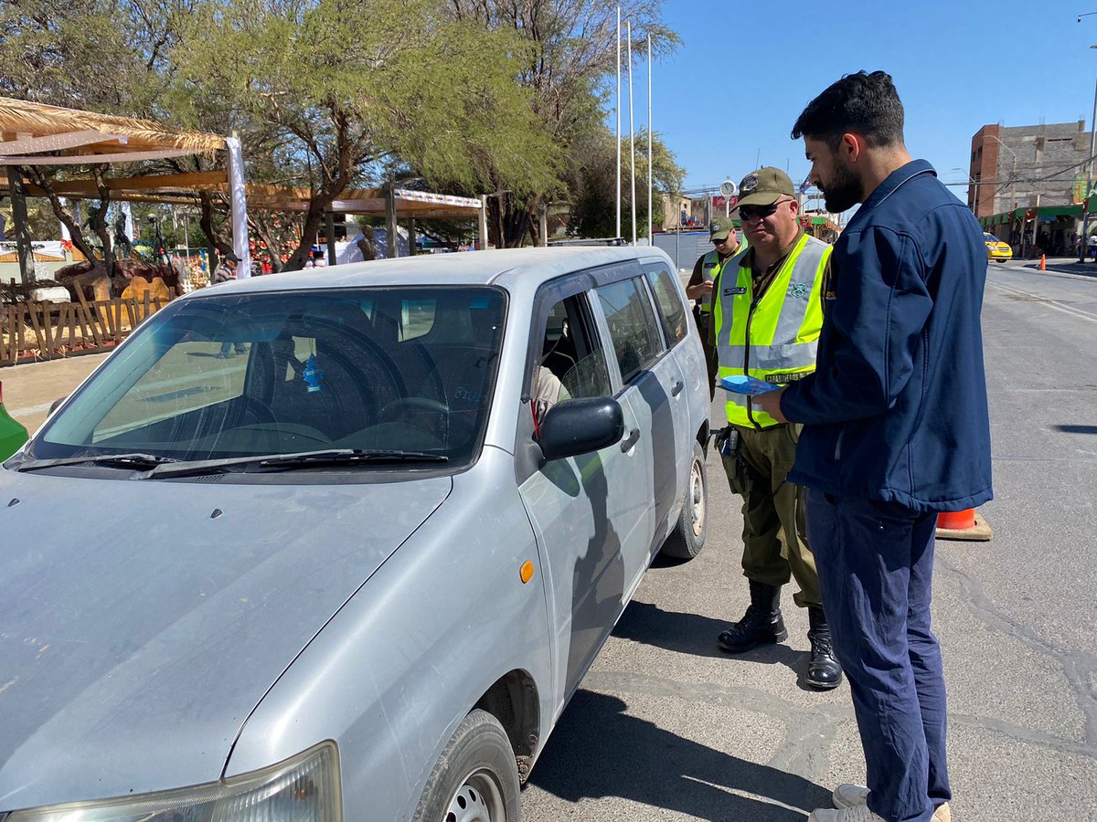 Senda_Tarapaca's tweet photo. 🎄Junto a @CarabTarapaca el equipo @PozoSenda de la @IMPozoAlmonte realizó campaña de difusión dirigida a los automovilistas, reforzando el mensaje de NO conducir bajo la influencia del alcohol u otras drogas. En estas fiestas #Piénsalo2Veces y pasa las llaves si vas a conducir. https://t.co/ORAOWMQBZI