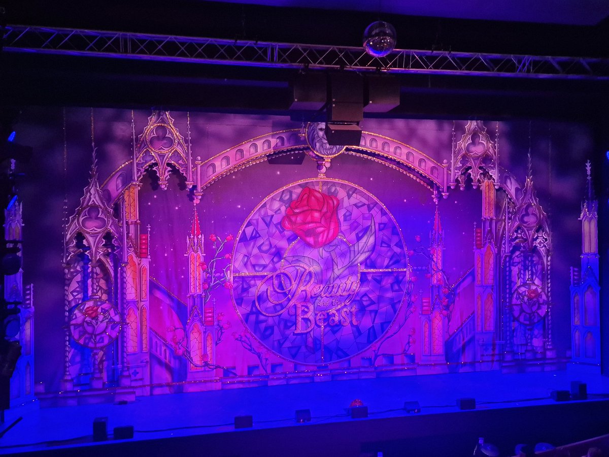 It's officially Christmas now 🎄♥️⭐️ The legends of panto @jimmythechiz, @MrMJCox and @McCarryJane said so. Perfect panto fun as always!