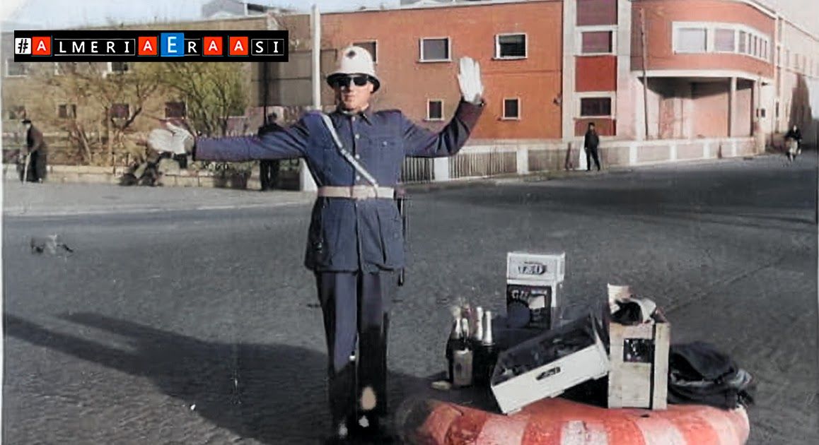 AlmeriaAntigua's tweet photo. 📍 Aquellos aguinaldos de Navidad
#🅰🅻🅼🅴🆁🅸🅰🅴🆁🅰🅰🆂🅸
https://t.co/074XqruJSs
el guardia de tráfico que regulaba la rotonda que conectaba las calles Reina Regente, Parque y Carretera de Ronda.
#AlmeriaEraAsi, #AlmeriaBW, #ABWColor, #Gurdiadetrafico, #Rotondas, #Aguinaldos https://t.co/KRyNx1HFAr