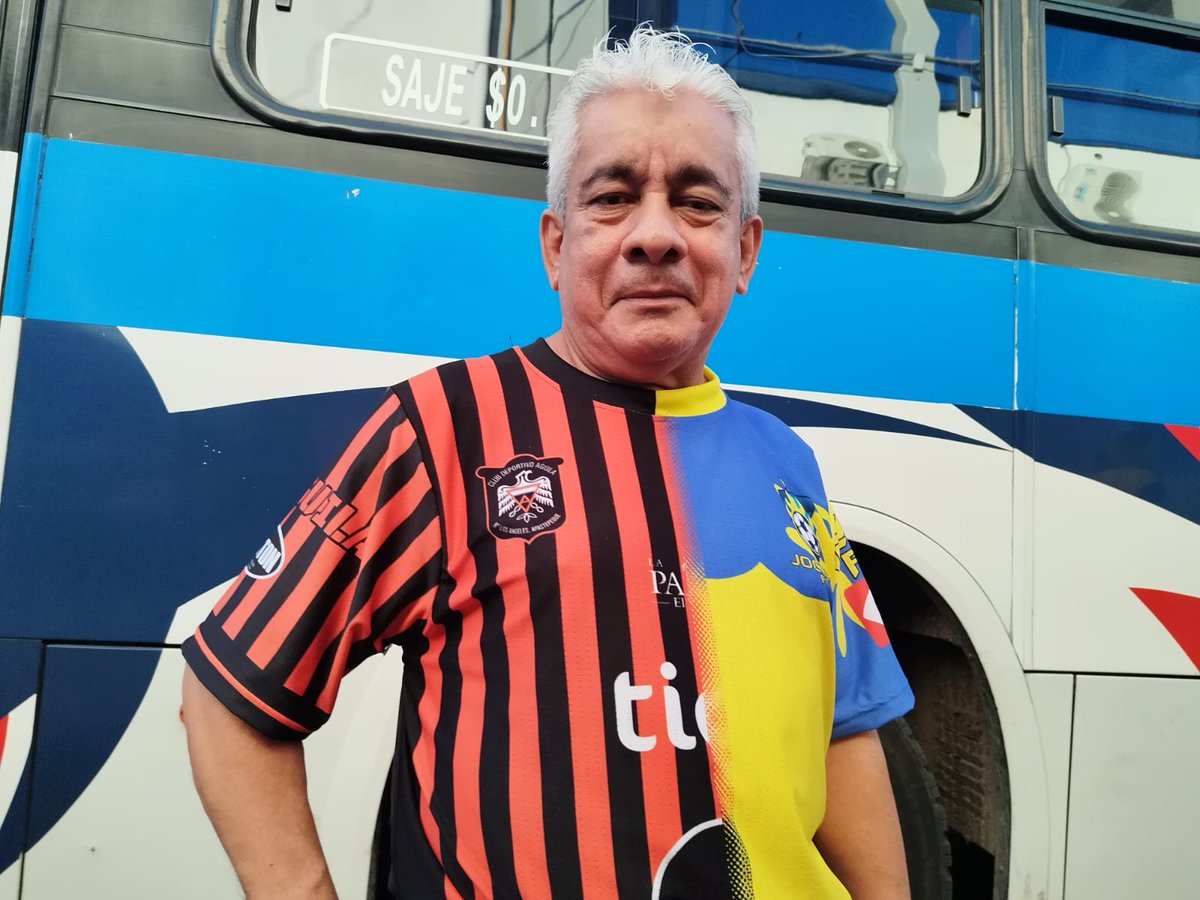 EDH_Deportes's tweet photo. #Fútbol #LMF #ElSalvador 

El aficionado Samuel Merlos llegó hoy al Estadio Cuscatlán con una camiseta muy curiosa: la mitad con los colores de #Águila y la otra de #Jocoro. "La copa va para oriente", recordó.

Foto EDH / Ricardo Menéndez https://t.co/sFFtRXEpDH