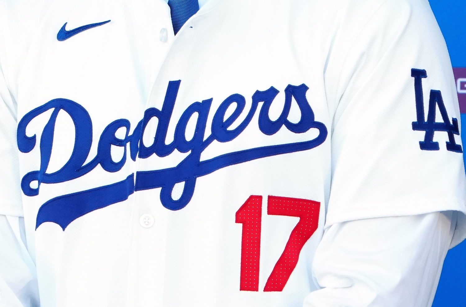 Dodger blue deals nikes