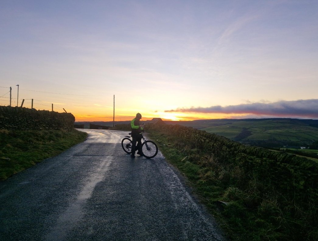 Sunrise bike ride! Over the hills above Holmfirth (near Digley Resorvoir). Holme Moss in the background! #bikeride #yorkshire