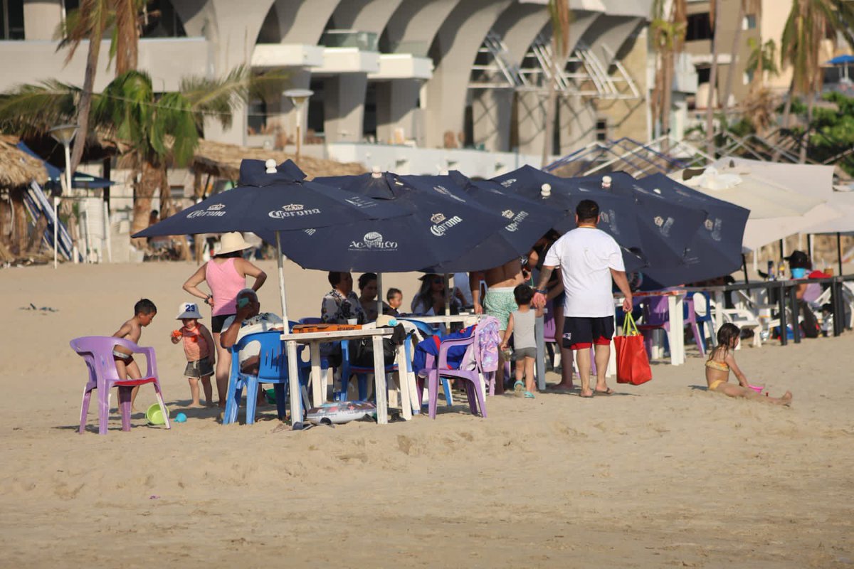 Durante este segundo fin de semana de vacaciones decembrina, el #HogarDelSol ☀️ continúa recibiendo a turistas que ya disfrutan de las hermosas playas de Acapulco. 🏝️ 

Amigas y amigos visitantes, #Guerrero les extiende una cálida bienvenida. Agradecemos su preferencia. 🫶🏼 ¡Su