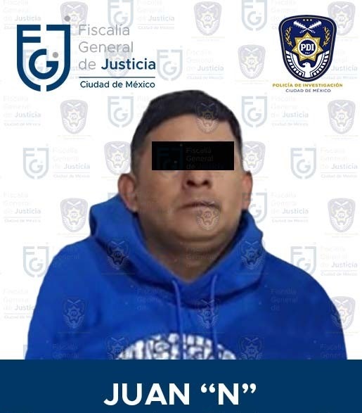 AztecaNoticias's tweet image. En un #cateo contra un presunto punto de venta de drogas en calles de la alcaldía #Tláhuac, agentes de investigación detuvieron a Juan Antonio “N”, supuesto narcomenudista.

En un inmueble de la  colonia Agrícola Metropolitana, se aseguraron además 120 #dosis de #drogas.