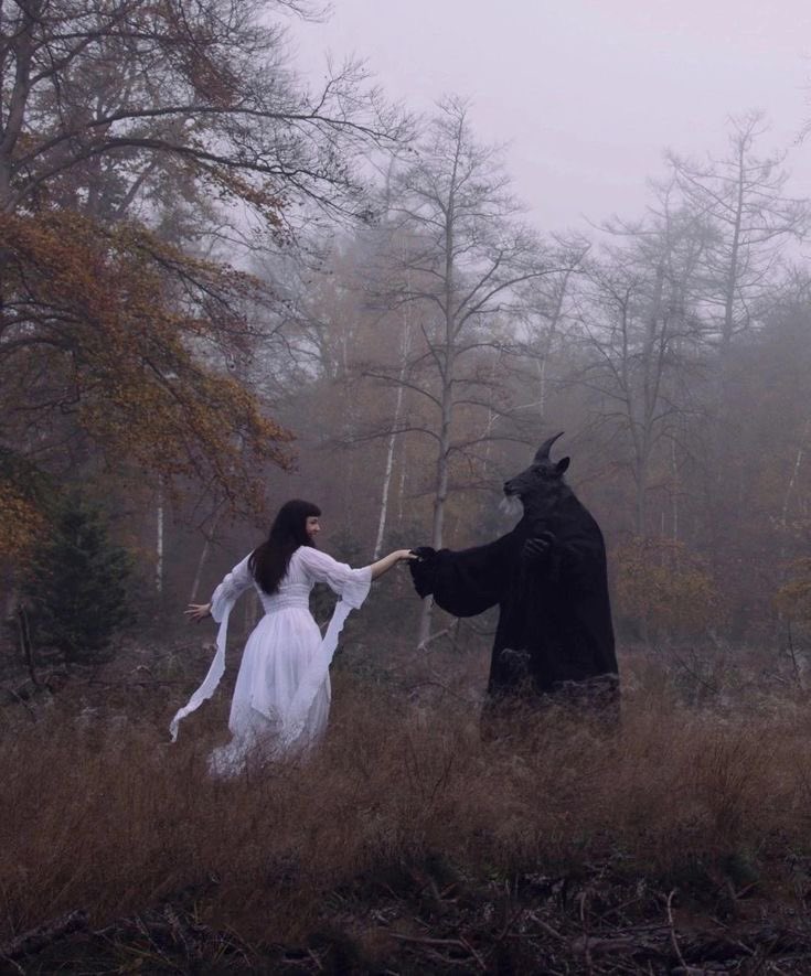 #oğlakburcu Kara kışı, soğuğu, yalnızlığı, ölümü temsil eder. Güneş hayatı, Satürn ölümü temsil eder.  Bu nedenle oğlak stelyumlu kişiler soğuk görünümleri ile dikkat çeker. Dikkat ederseniz Güneş’in yönetici olduğu ateş baskınlar ile tam karşıt yapıdadır #astroloji #astrobilgi