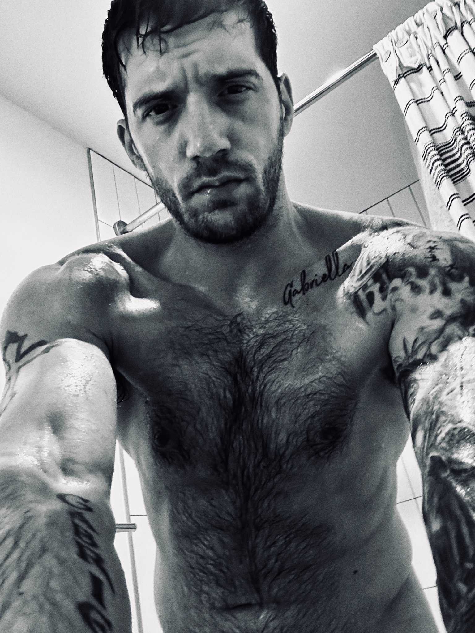 2 pic. Tired from the gym today… Got a lot done today and just wanted to say hi…you all are the best fans I really appreciate you more then you know! Much love and happy holidays!!!! https://t.co/Bo85vQWJIq