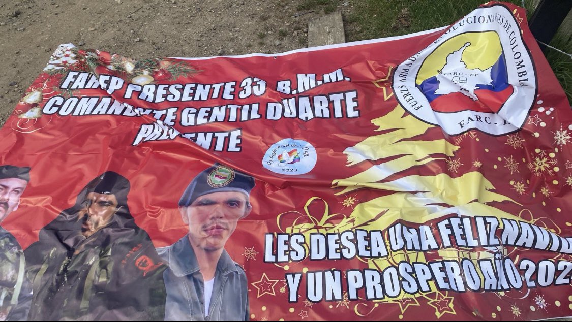 VickyDavilaH's tweet photo. Las Farc de Mordisco pusieron esto en inmediaciones de La Calera. Qué tal los miserables deseando “feliz navidad”y “próspero año”. Están aquí no más…. Qué desgracias tan infinita!!! Y ¿el Gobierno Petro? https://t.co/Vs1l5uZ2NG
