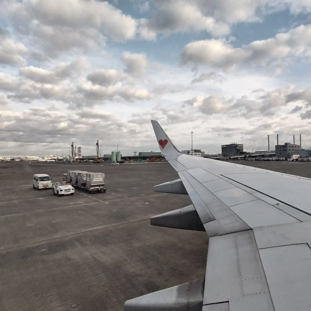 おはようございます。
安定のスカイマークで今から札幌へ向かいます。

BC/SKY705
Boring737-800:JA73NL
#スカイマーク
#skymark
#羽田空港