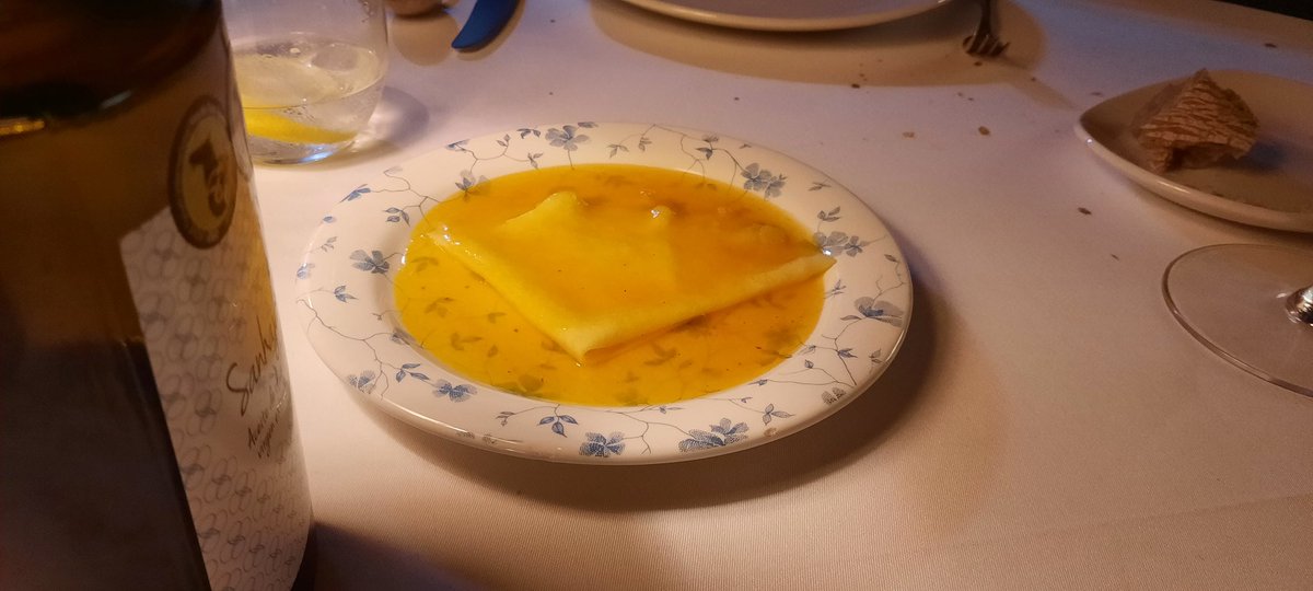 Un must la tabla de quesos franceses...Morbier, Camembert, Langres, Munster y Comté, perfectos, en su punto😊Crêpe Suzette que prepara Carlos para terminar😍👇🏻