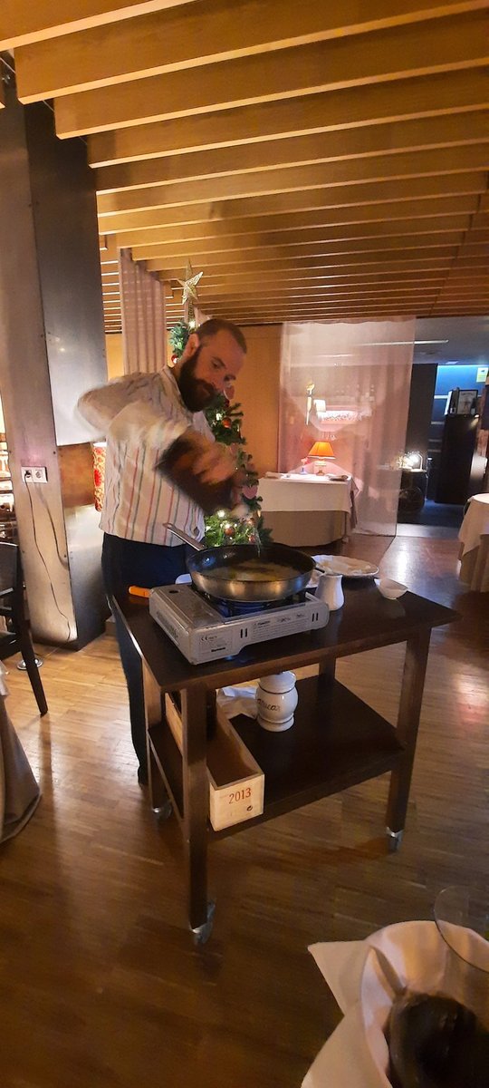 mikemoratinos's tweet photo. Un must la tabla de quesos franceses...Morbier, Camembert, Langres, Munster y Comté, perfectos, en su punto😊Crêpe Suzette que prepara Carlos para terminar😍👇🏻 https://t.co/e6auGturpf