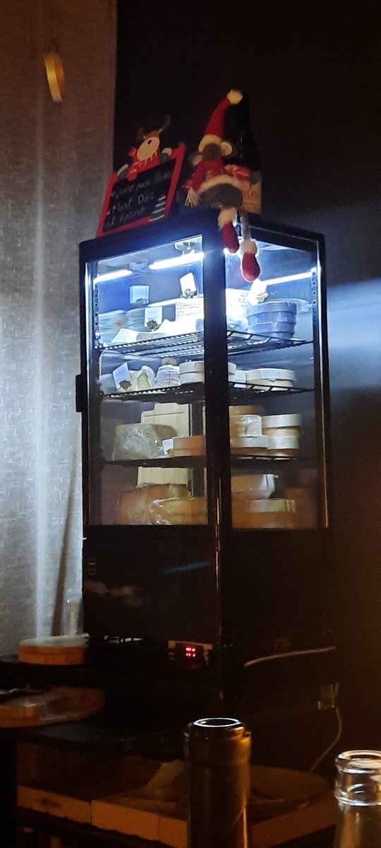 mikemoratinos's tweet photo. Un must la tabla de quesos franceses...Morbier, Camembert, Langres, Munster y Comté, perfectos, en su punto😊Crêpe Suzette que prepara Carlos para terminar😍👇🏻 https://t.co/e6auGturpf