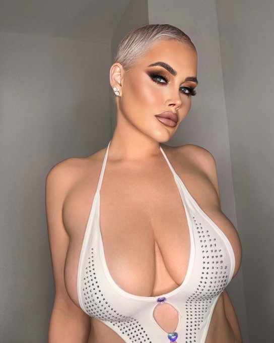 Snowbunny 😜 https://t.co/BfgkPXF4KO