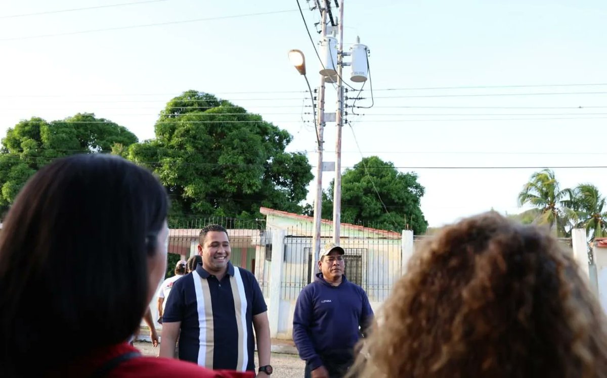 AnacoAlcaldia's tweet photo. Impulsando el mejoramiento del sistema de alumbrado publico en el municipio Anaco se realizó la instalación de transformadores en cuatro sectores de la ciudad.

 Sector Las Vegas, El Milagro, San Rafael, Montaña Alta.
#ElBuenGobierno #AlumbradoPublico https://t.co/Dh5g4JvwJo