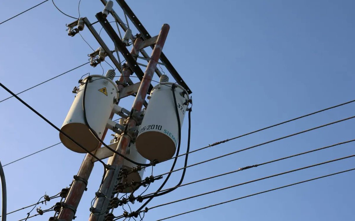 AnacoAlcaldia's tweet photo. Impulsando el mejoramiento del sistema de alumbrado publico en el municipio Anaco se realizó la instalación de transformadores en cuatro sectores de la ciudad.

 Sector Las Vegas, El Milagro, San Rafael, Montaña Alta.
#ElBuenGobierno #AlumbradoPublico https://t.co/Dh5g4JvwJo
