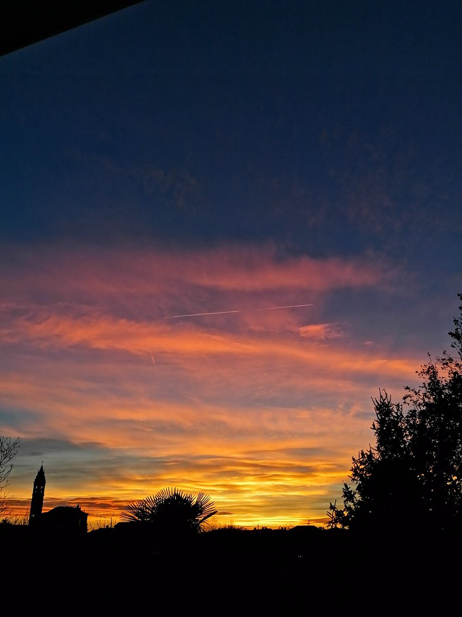 chiacarbonara's tweet photo. Dopo il tramonto di oggi la mia salute mentale è aumentata del 100% https://t.co/ZCrMJqV6zb