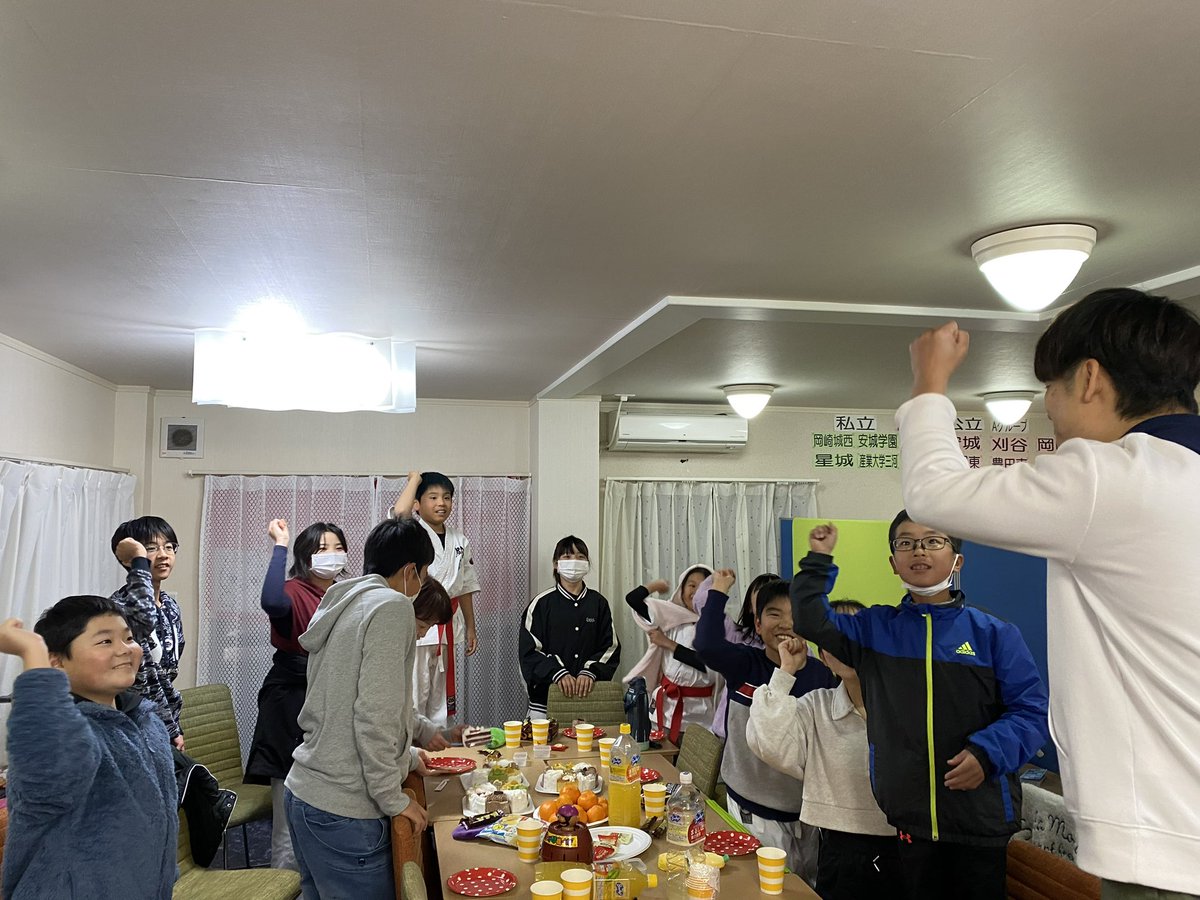 cramschoolLA's tweet photo. 昨日は小学生中心のクリスマスパーティーを開きました😄
ビンゴでは大いに盛り上がり、ケーキを食べて楽しいひと時を過ごしました❗️

生徒達の楽しそうな笑顔はいつ見ても素敵ですね✨✨ https://t.co/RvgKBSS80D