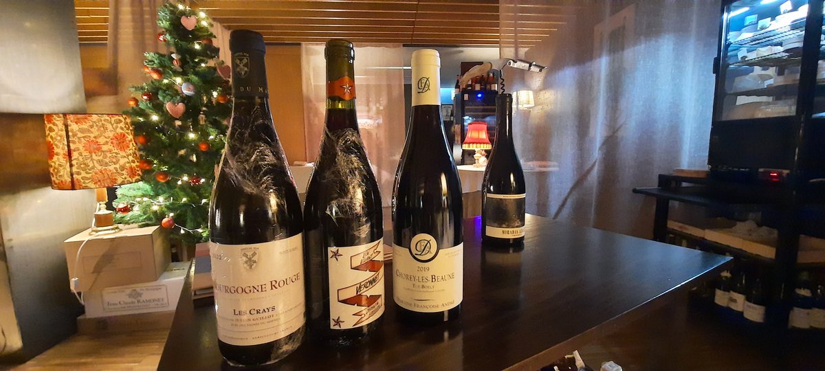 mikemoratinos's tweet photo. La bodega de "La Vin Rouge" es cojonuda, y Carlos se nota que tiene muy buen gusto😊nos ha sacado 4 botellas y nos decantamos por un vino de aquí, nuevo proyecto de Francis Sánchez, que nos ha encantado👍🏻cena estupenda, lugar fantástico que recomiendo encarecidamente🔝😍👇🏻 https://t.co/y2ynT6Lrp4