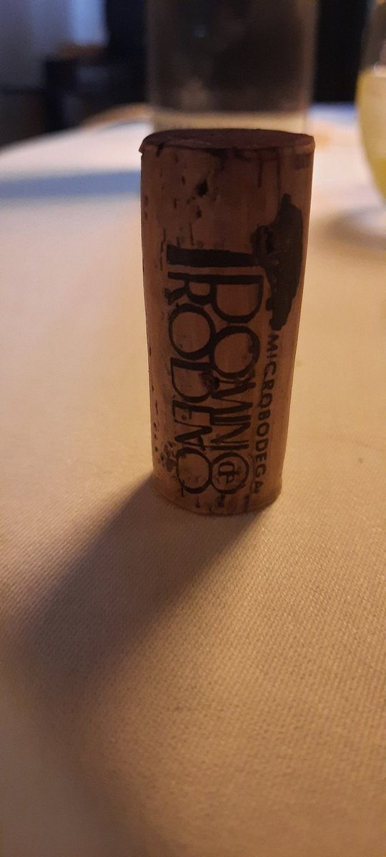 mikemoratinos's tweet photo. La bodega de "La Vin Rouge" es cojonuda, y Carlos se nota que tiene muy buen gusto😊nos ha sacado 4 botellas y nos decantamos por un vino de aquí, nuevo proyecto de Francis Sánchez, que nos ha encantado👍🏻cena estupenda, lugar fantástico que recomiendo encarecidamente🔝😍👇🏻 https://t.co/y2ynT6Lrp4