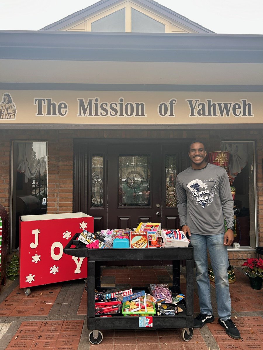 Spreading some holiday joy with the @MissionOfYahweh with the toy donations from our Christmas Bonanza meet. Happy holidays everyone! #RamPride #ProveThemWrong #Serve @CySpringsSwim @CypressRidgeHS @CFISDAthletics @CFISDAquatics